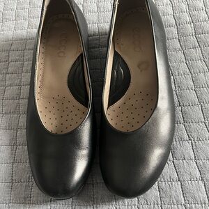 Ecco Black Leather Rounded Toe Women's Flats